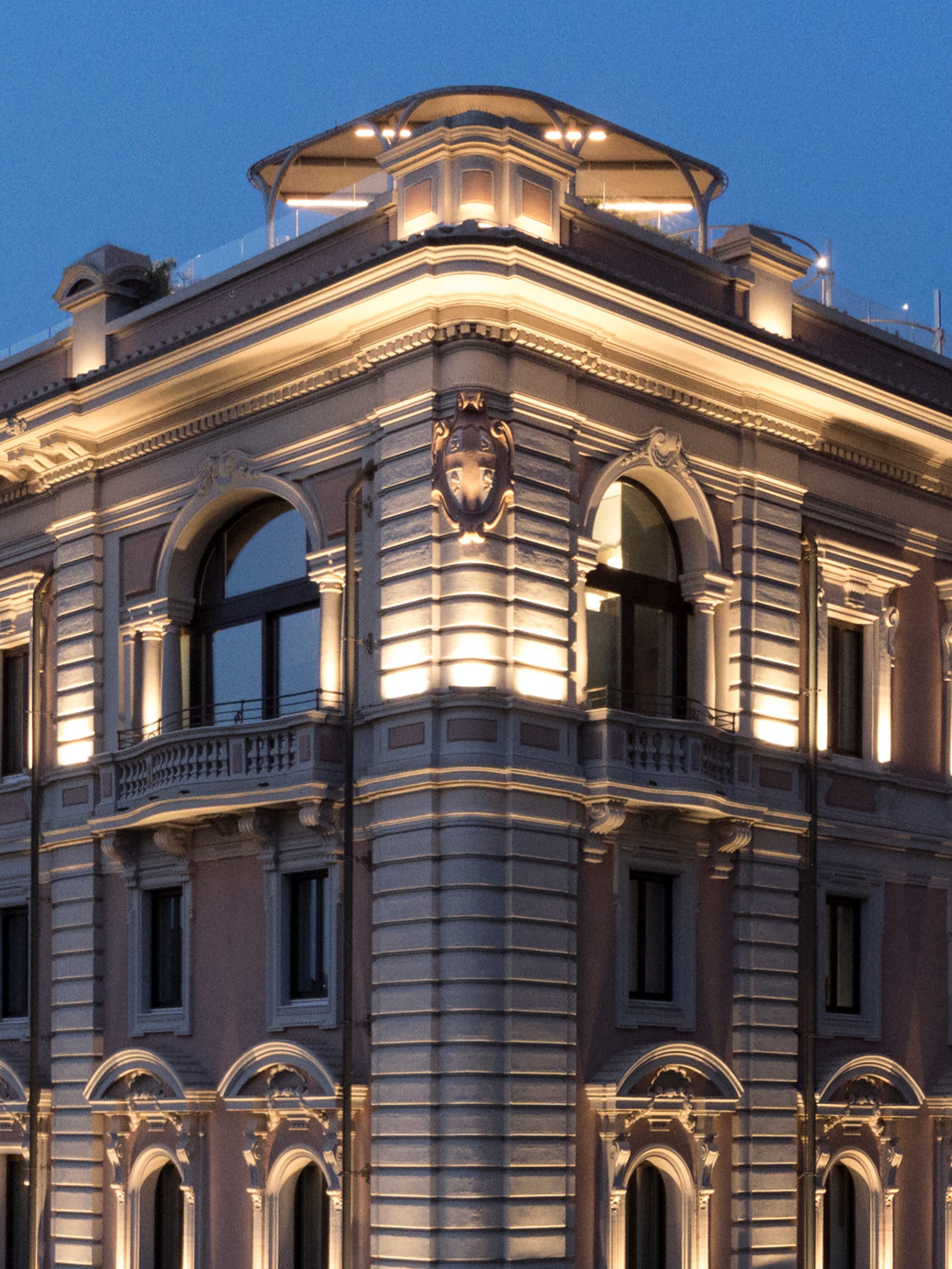 4. Particolare dell’illuminazione dello stemma dei Quattro Mori sull’angolo della facciata di Palazzo Tirso Cagliari – MGallery Hotel Collection 5* - ph. © Studio Vetroblu