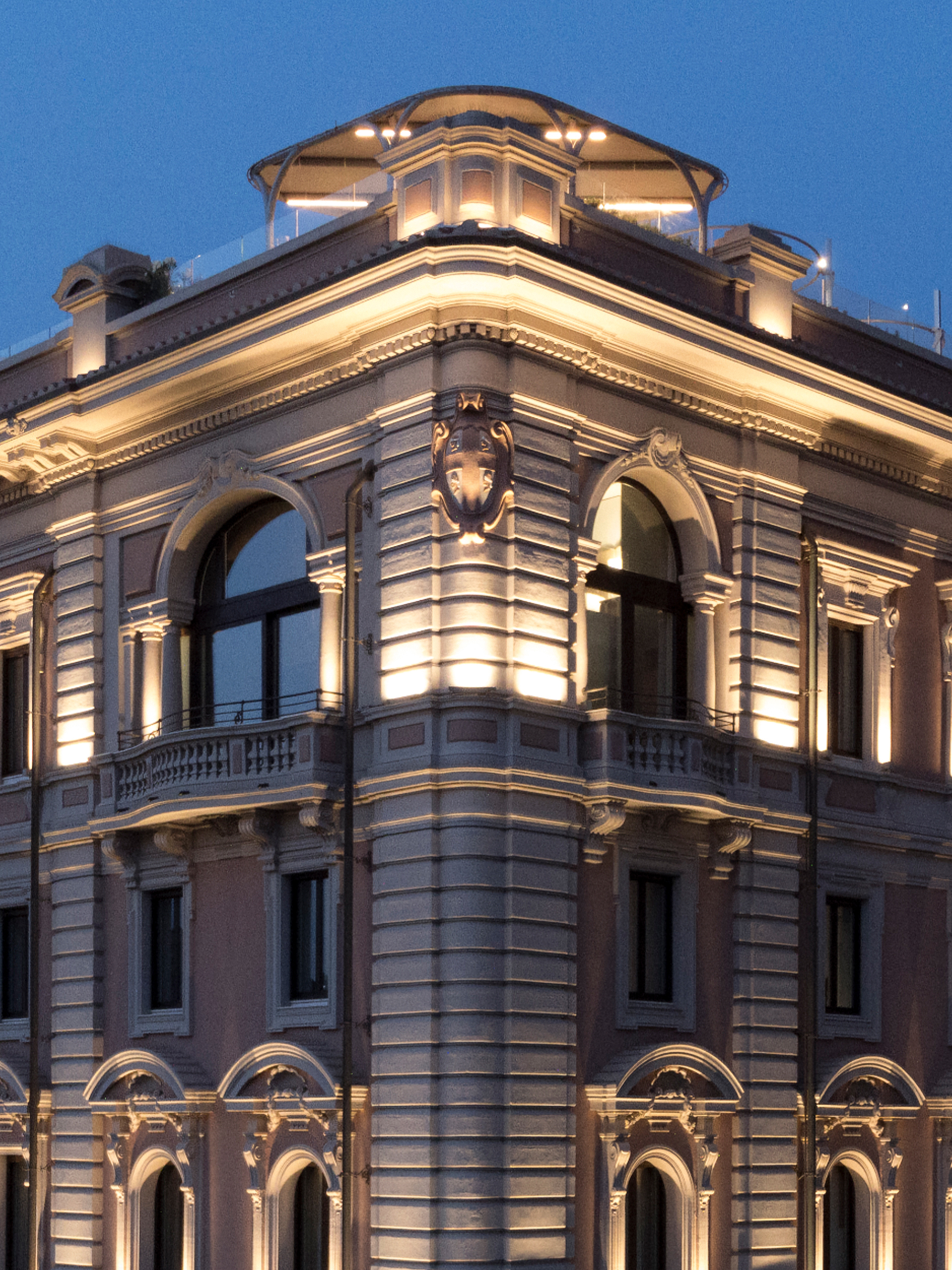 4. Detail of the illumination of the Four Moors coat of arms on the corner of the facade of Palazzo Tirso Cagliari - MGallery Hotel Collection 5* - ph. © Studio Vetroblu